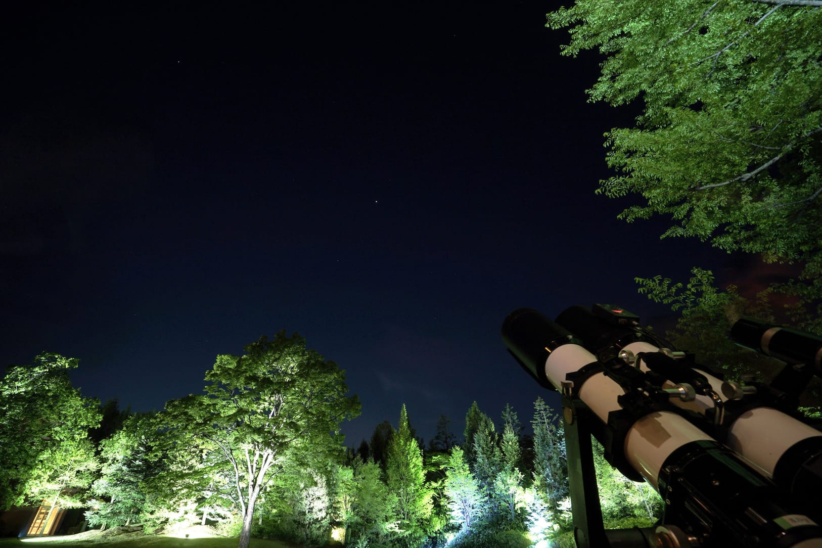ホテルガーデンで夜空を楽しむ宙ネタリウム