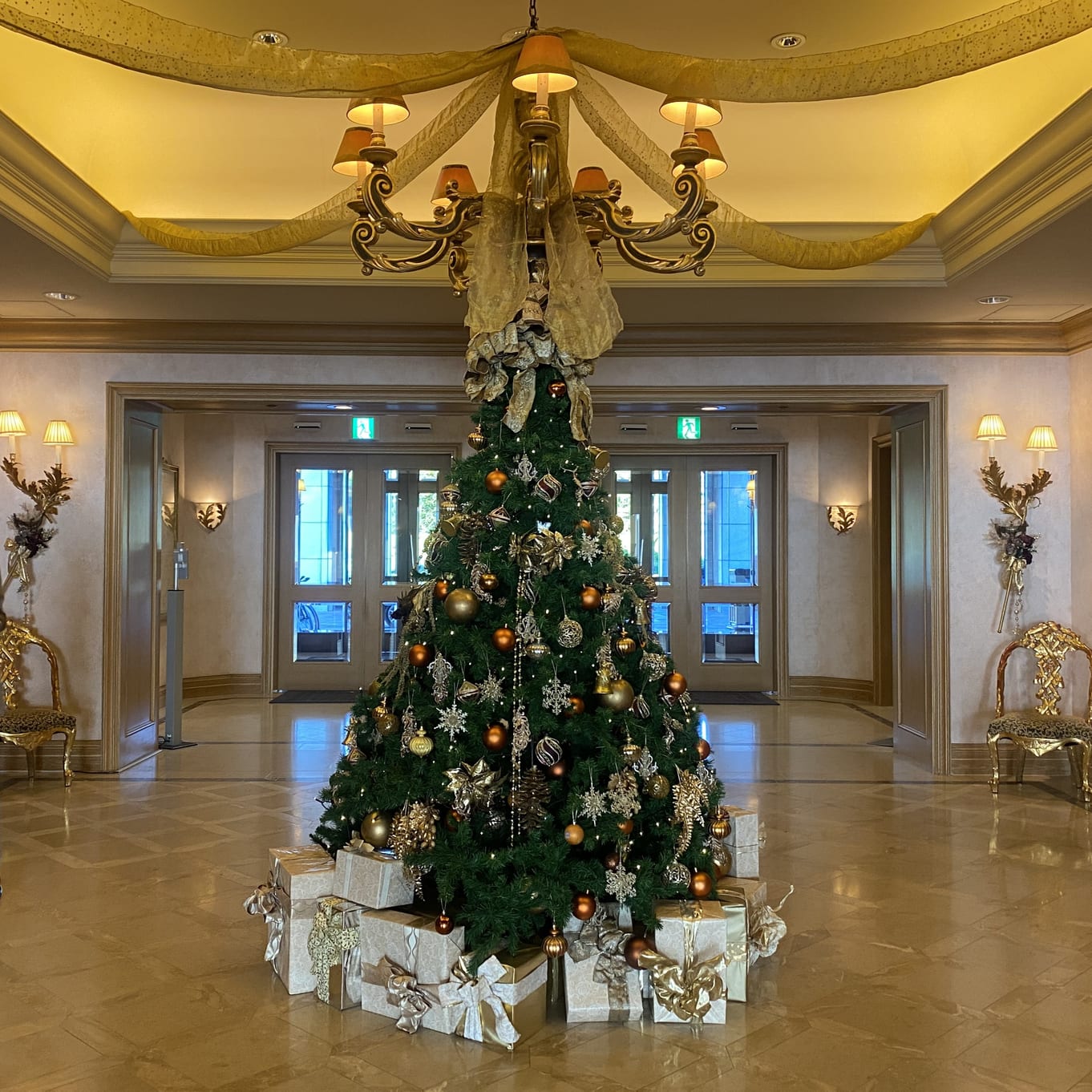 クリスマス装飾が施された冬のホテル館内